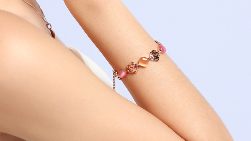 Lắc tay c&oacute; nhiều chất liệu như ngọc trai, v&agrave;ng, bạc, đ&aacute; qu&yacute;